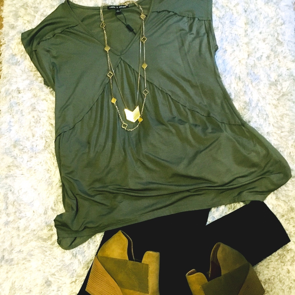 NWT Cable and Gauge Short Sleeve Women's Top